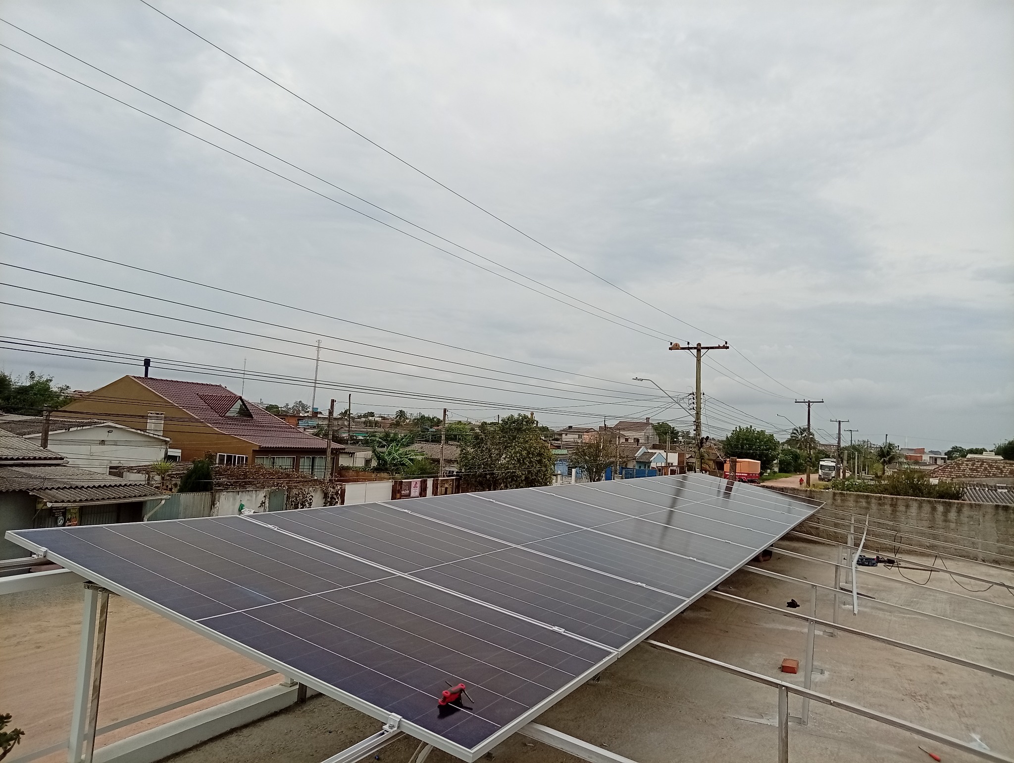 Instalação solar em estrutura